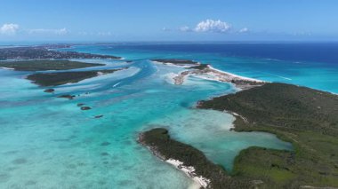 Deniz aşırı bölgelerdeki Providenciales 'teki Leeward Resifi Turks ve Caicos Adaları. Plaj manzarası. Mavi Suluboya 'nın tonları. Seyahat güzergahı. Providenciales 'teki Leeward Resifi. Doğa Deniz Burnu.