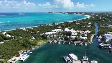 Gracie Körfezi Sahili Providenciales Denizaşırı Bölgede Türkler ve Caicos Adaları. Plaj manzarası. Mavi Suluboya 'nın tonları. Seyahat güzergahı. Providenciales 'teki Gracie Bay Sahili. Doğa Deniz Burnu.