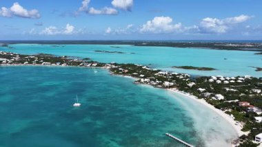 Sapodilla Körfezi Sahili, Providenciales, Turks ve Caicos İngiltere. Plaj manzarası. Mavi Suluboya 'nın tonları. Seyahat güzergahı. Providenciales 'teki Sapodilla Körfezi Sahili. Doğa Deniz Burnu.