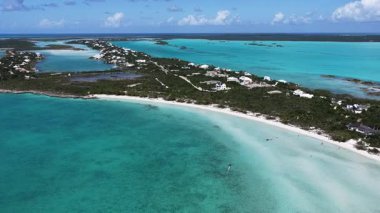 Turks ve Caicos İngiltere 'deki Chalk Sound Ulusal Parkı' ndaki lüks evler. Plaj manzarası. Mavi Suluboya 'nın tonları. Seyahat güzergahı. Tebeşir Sesi Ulusal Parkı 'ndaki lüks evler. Doğa Deniz Burnu.