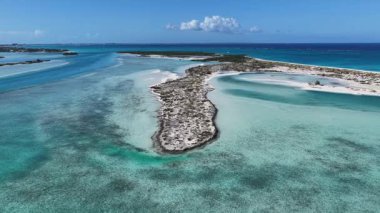 Turks ve Caicos İngiltere 'deki Providenciales' te Half Moon Körfezi. Plaj manzarası. Mavi Suluboya 'nın tonları. Seyahat güzergahı. Providenciales 'teki Half Moon Körfezi. Doğa Deniz Burnu.