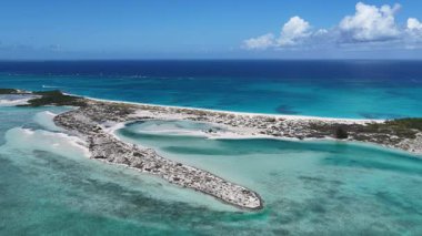 Deniz aşırı bölgelerdeki Providenciales 'teki Half Moon Körfezi Türkleri ve Caicos Adaları. Plaj manzarası. Mavi Suluboya 'nın tonları. Seyahat güzergahı. Providenciales 'teki Half Moon Körfezi. Doğa Deniz Burnu.