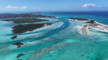 Turks ve Caicos İngiltere 'nin deniz aşırı bölgelerindeki Providenciales' te Skyline 'da. Karayip silueti. Plaj manzarası. Mavi Suluboya 'nın tonları. 