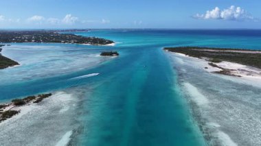 Turks ve Caicos İngiltere 'deki Providenciales' te Blue Laggon. Plaj manzarası. Mavi Suluboya 'nın tonları. Seyahat güzergahı. Providenciales 'teki Blue Laggon. Doğa Deniz Burnu.