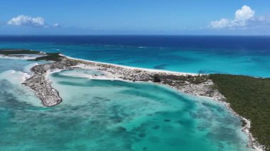 Turks ve Caicos İngiltere 'deki Providenciales' te Half Moon Körfezi. Plaj manzarası. Mavi Suluboya 'nın tonları. Seyahat güzergahı. Providenciales 'teki Half Moon Körfezi. Doğa Deniz Burnu.