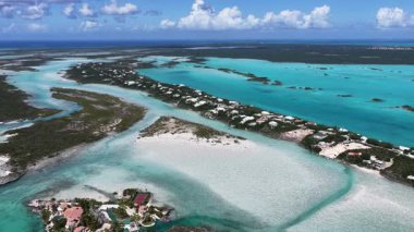 Denizaşırı Topraklar Türkleri ve Caicos Adaları 'ndaki Tebeşir Sesi. Plaj manzarası. Mavi Suluboya 'nın tonları. Seyahat güzergahı. Tebeşir Sesi Providenciales 'te. Doğa Deniz Burnu.