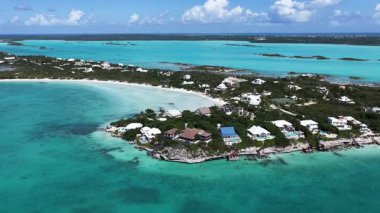 Taylor Körfezi Sahili Providenciales Denizaşırı Bölgede Türkler ve Caicos Adaları. Plaj manzarası. Mavi Suluboya 'nın tonları. Seyahat güzergahı. Providenciales 'teki Taylor Bay Sahili. Doğa Deniz Burnu.