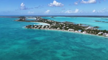 Turks ve Caicos İngiltere 'nin deniz aşırı bölgelerindeki Providenciales' te Skyline 'da. Karayip silueti. Plaj manzarası. Mavi Suluboya 'nın tonları. 