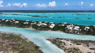 Denizaşırı Topraklar Türkleri ve Caicos Adaları 'ndaki Tebeşir Sesi. Plaj manzarası. Mavi Suluboya 'nın tonları. Seyahat güzergahı. Tebeşir Sesi: Tedarikçiler: Doğa Deniz Burnu.