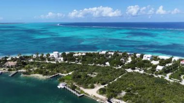 Gracie Körfezi Sahili, Providenciales, Turks ve Caicos İngiltere. Plaj manzarası. Mavi Suluboya 'nın tonları. Seyahat güzergahı. Turks ve Caicos 'taki Gracie Bay Sahili. Doğa Deniz Burnu.