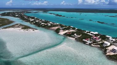 Turks ve Caicos İngiltere 'nin deniz aşırı bölgelerindeki Providenciales' te Skyline 'da. Karayip silueti. Plaj manzarası. Mavi Suluboya 'nın tonları. 