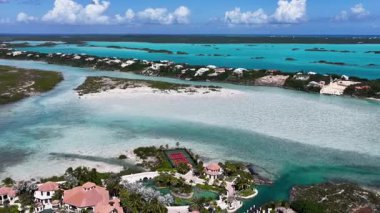 Denizaşırı Topraklar Türkleri ve Caicos Adaları 'ndaki Tebeşir Sesi. Plaj manzarası. Mavi Suluboya 'nın tonları. Seyahat güzergahı. Tebeşir Sesi: Tedarikçiler: Doğa Deniz Burnu.