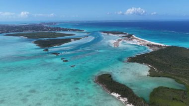 İngiltere 'nin Turks ve Caicos kentlerindeki Providenciales' te Leeward Körfezi. Plaj manzarası. Mavi Suluboya 'nın tonları. Seyahat güzergahı. Providenciales 'teki Leeward Körfezi. Doğa Deniz Burnu.