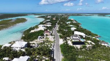Turks ve Caicos İngiltere 'nin deniz aşırı bölgelerindeki Providenciales' te Skyline 'da. Karayip silueti. Plaj manzarası. Mavi Suluboya 'nın tonları. 