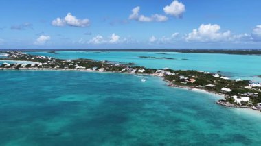Turks ve Caicos İngiltere 'nin deniz aşırı bölgelerindeki Providenciales' te Skyline 'da. Karayip silueti. Plaj manzarası. Mavi Suluboya 'nın tonları. 