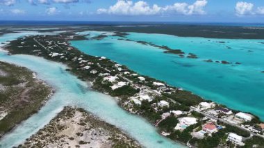 Turks ve Caicos İngiltere 'deki Chalk Sound Ulusal Parkı' ndaki lüks ada. Plaj manzarası. Mavi Suluboya 'nın tonları. Seyahat güzergahı. Chalk Sound Ulusal Parkı 'ndaki lüks ada. Doğa Deniz Burnu.