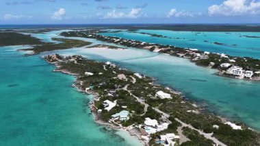 Turks ve Caicos İngiltere 'nin deniz aşırı bölgelerindeki Providenciales' te Skyline 'da. Karayip silueti. Plaj manzarası. Mavi Suluboya 'nın tonları. 