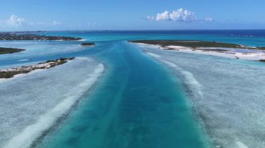 Turkuaz Denizi, Türkler ve Caicos İngiltere 'de Tedarikçiler' de. Plaj manzarası. Mavi Suluboya 'nın tonları. Seyahat güzergahı. Providenciales 'teki Turkuaz Denizi. Doğa Deniz Burnu.
