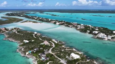 Denizaşırı Topraklar Türkleri ve Caicos Adaları 'ndaki Tebeşir Sesi. Plaj manzarası. Mavi Suluboya 'nın tonları. Seyahat güzergahı. Tebeşir Sesi Providenciales 'te. Doğa Deniz Burnu.