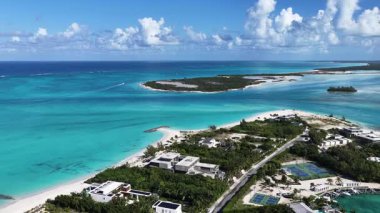 İngiltere ve Turks 'taki Providenciales' teki Leeward Plajı. Plaj manzarası. Mavi Suluboya 'nın tonları. Seyahat güzergahı. Providenciales 'teki Leeward Plajı. Doğa Deniz Burnu.