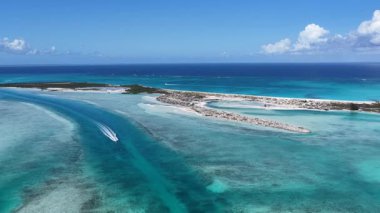 Turks ve Caicos İngiltere 'nin deniz aşırı bölgelerindeki Providenciales' te Skyline 'da. Karayip silueti. Plaj manzarası. Mavi Suluboya 'nın tonları. 