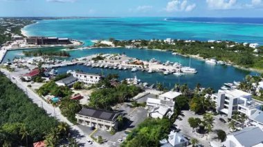 Gracie Körfezi Sahili Providenciales Denizaşırı Bölgede Türkler ve Caicos Adaları. Plaj manzarası. Mavi Suluboya 'nın tonları. Seyahat güzergahı. Providenciales 'teki Gracie Bay Sahili. Doğa Deniz Burnu.