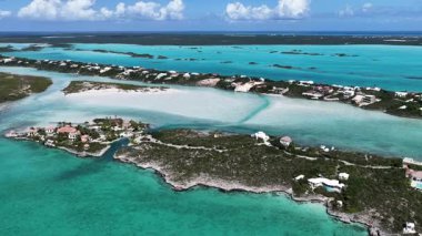 Turks ve Caicos İngiltere 'nin deniz aşırı bölgelerindeki Providenciales' te Skyline 'da. Karayip silueti. Plaj manzarası. Mavi Suluboya 'nın tonları. 