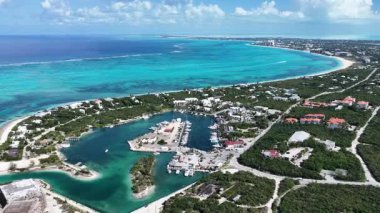 Turks ve Caicos İngiltere 'deki Providenciales Kaplumbağa Koyu. Plaj manzarası. Mavi Suluboya 'nın tonları. Seyahat güzergahı. Turks ve Caicos 'taki Turtle Körfezi. Doğa Deniz Burnu.