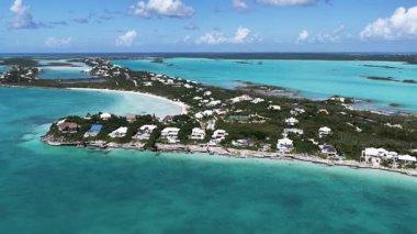 Taylor Körfezi Sahili Providenciales Denizaşırı Bölgede Türkler ve Caicos Adaları. Plaj manzarası. Mavi Suluboya 'nın tonları. Seyahat güzergahı. Providenciales 'teki Taylor Bay Sahili. Doğa Deniz Burnu.