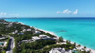 İngiltere ve Turks 'taki Providenciales' teki Leeward Plajı. Plaj manzarası. Mavi Suluboya 'nın tonları. Seyahat güzergahı. Providenciales 'teki Leeward Plajı. Doğa Deniz Burnu.