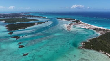 Turks ve Caicos İngiltere 'nin deniz aşırı bölgelerindeki Providenciales' te Skyline 'da. Karayip silueti. Plaj manzarası. Mavi Suluboya 'nın tonları. 