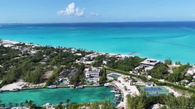 Turks ve Caicos İngiltere 'nin deniz aşırı bölgelerindeki Providenciales' te Skyline 'da. Karayip silueti. Plaj manzarası. Mavi Suluboya 'nın tonları. 