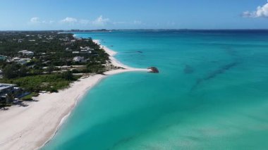 Deniz aşırı bölgelerdeki Providenciales 'teki Leeward Sahili Türkleri ve Caicos Adaları. Plaj manzarası. Mavi Suluboya 'nın tonları. Seyahat güzergahı. Providenciales 'teki Leeward Plajı. Doğa Deniz Burnu.