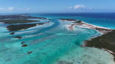 Turks ve Caicos İngiltere 'nin deniz aşırı bölgelerindeki Providenciales' te Skyline 'da. Karayip silueti. Plaj manzarası. Mavi Suluboya 'nın tonları. 