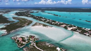 Denizaşırı Topraklar Türkleri ve Caicos Adaları 'ndaki Tebeşir Sesi. Plaj manzarası. Mavi Suluboya 'nın tonları. Seyahat güzergahı. Tebeşir Sesi: Tedarikçiler: Doğa Deniz Burnu.