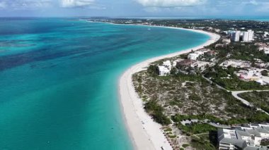 İngiltere 'nin Denizaşırı Toprakları' ndaki Providenciales 'te Grace Körfezi. Plaj manzarası. Liman Koyu Sahnesi. Şehir merkezinde. İngiltere 'nin Providenciales' teki Grace Bay. İnanılmaz Karayip Denizi.