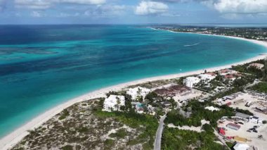 İngiltere 'nin Denizaşırı Toprakları' ndaki Providenciales 'te Grace Körfezi. Çarpıcı şehir manzarası. Plaj manzarası. Highrise Binaları. İngiltere 'nin Denizaşırı Toprakları' ndaki Providenciales 'teki Grace Körfezi. Karayip Arkaplanı.