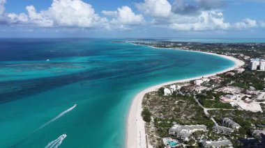 İngiltere 'nin Denizaşırı Toprakları' ndaki Providenciales 'te Grace Körfezi. Plaj manzarası. Liman Koyu Sahnesi. Şehir merkezinde. İngiltere 'nin Providenciales' teki Grace Bay. İnanılmaz Karayip Denizi.