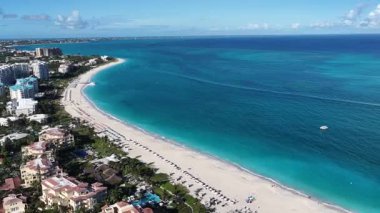 İngiltere 'nin denizaşırı bölgelerindeki Turks ve Caicos' taki Grace Körfezi 'nde. Çarpıcı şehir manzarası. Plaj manzarası. Highrise Binaları. Grace Körfezi Turks ve Caicos İngiltere. Karayip Arkaplanı.