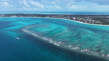 Deniz aşırı bölgelerdeki Providenciales 'teki Grace Körfezi Sahili Turks ve Caicos Adaları. Karayip silueti. Plaj manzarası. Highrise Binaları. Turks ve Caicos Adalarındaki Grace Bay Sahili. Doğa Arkaplanı