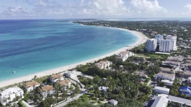 İngiltere 'nin denizaşırı bölgelerindeki Turks ve Caicos' taki Grace Körfezi 'nde. Çarpıcı şehir manzarası. Plaj manzarası. Highrise Binaları. Grace Körfezi Turks ve Caicos İngiltere. Karayip Arkaplanı.