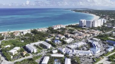 Deniz aşırı bölgelerdeki Providenciales 'teki Grace Körfezi Sahili Turks ve Caicos Adaları. Karayip Sahili. Tropik Manzara. Çarpıcı Yükseliş Binaları. Turks ve Caicos Adalarındaki Grace Körfezi Sahili.