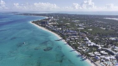 İngiltere 'nin denizaşırı bölgelerindeki Turks ve Caicos' taki Grace Körfezi 'nde. Karayip silueti. Plaj manzarası. Highrise Binaları. İngiltere 'deki Grace Körfezi. Doğa Arkaplanı
