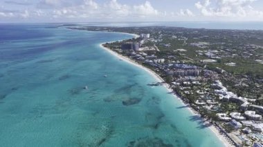 Deniz aşırı bölgelerdeki Providenciales 'teki Grace Körfezi Sahili Turks ve Caicos Adaları. Karayip Sahili. Tropik Manzara. Çarpıcı Yükseliş Binaları. Turks ve Caicos Adalarındaki Grace Körfezi Sahili.