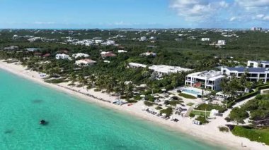 İngiltere 'nin denizaşırı bölgelerindeki Turks ve Caicos Adaları' ndaki Long Bay Plajı. Çarpıcı şehir manzarası. Plaj manzarası. Highrise Binaları. Turks ve Caicos Birleşik Krallık 'taki Long Bay Plajı. Karayip Denizi.