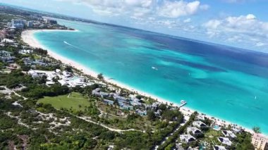 İngiltere 'nin denizaşırı bölgelerindeki Turks ve Caicos' taki Grace Körfezi 'nde. Çarpıcı şehir manzarası. Plaj manzarası. Highrise Binaları. Grace Körfezi Turks ve Caicos İngiltere. Karayip Arkaplanı.
