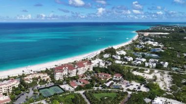 Deniz aşırı bölgelerdeki Providenciales 'teki Grace Körfezi Sahili Turks ve Caicos Adaları. Karayip Sahili. Tropik Manzara. Çarpıcı Yükseliş Binaları. Turks ve Caicos Adalarındaki Grace Körfezi Sahili.