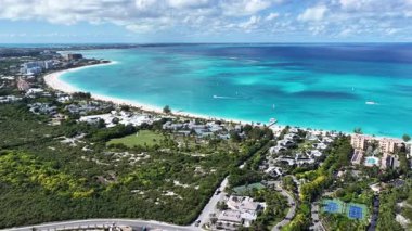 İngiltere 'nin denizaşırı bölgelerindeki Turks ve Caicos' taki Grace Körfezi 'nde. Karayip silueti. Plaj manzarası. Highrise Binaları. İngiltere 'deki Grace Körfezi. Doğa Arkaplanı
