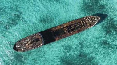 Turks ve Caicos 'taki Providenciales' te Aile Ekspresi Battı. Çarpıcı Batık. Plaj manzarası. La Famille Ekspres Gemi Enkazı. Türkler ve Caicos 'ta Aile Ekspresi Battı.