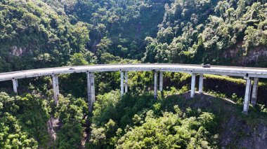 Itati Rio Grande Do Sul Brezilya 'daki Sun Route Yolu. Karşıdan karşıya geçen arabalarla süspansiyon köprüsünün kuşbakışı görüntüsü. Doğa Gökyüzü Bulutları Gökyüzü Ormanı. Doğa Ufku. Itati Rio Grande do Sul.